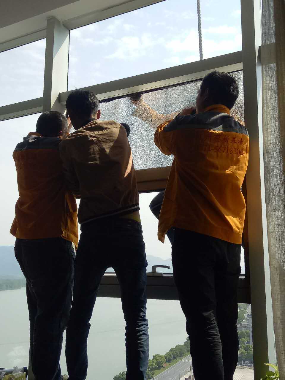 富阳国贸大酒店玻璃更换