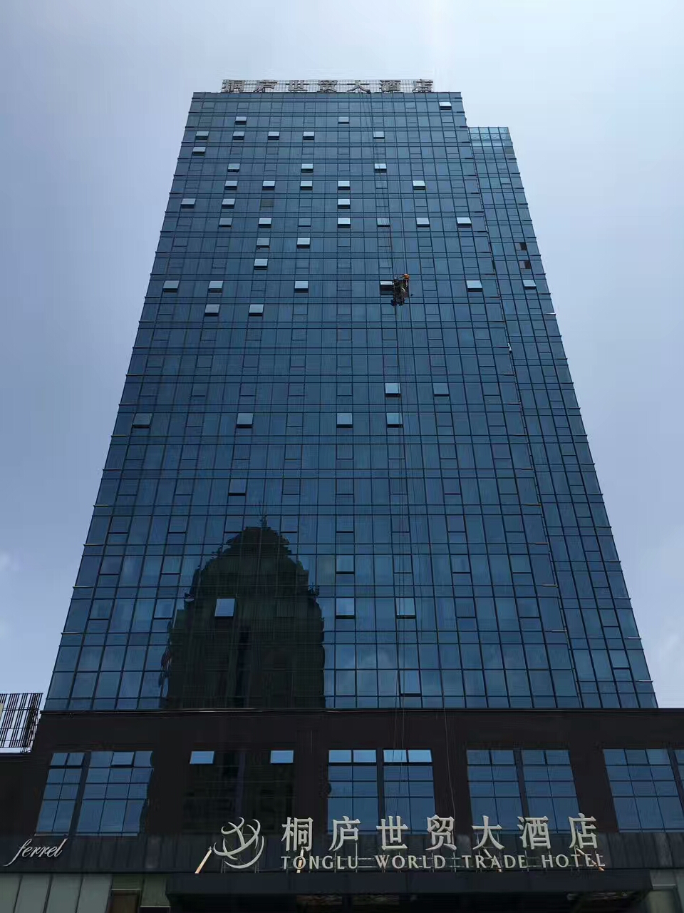桐庐世贸酒店同色幕墙更换